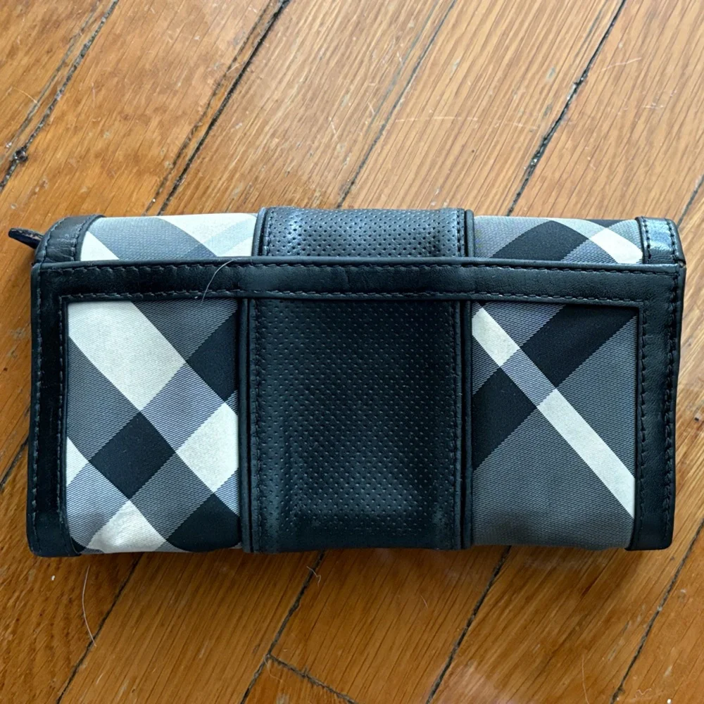 Authentic Burberry Women’s Wallet - Picture 5 of 7